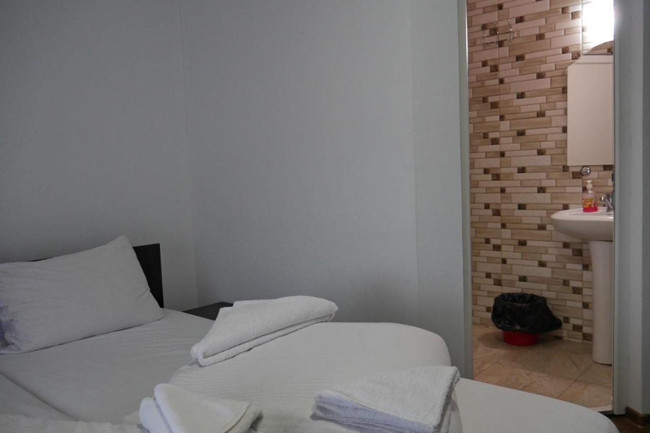 Floare De Colt Hotell Berbesti Exteriör bild
