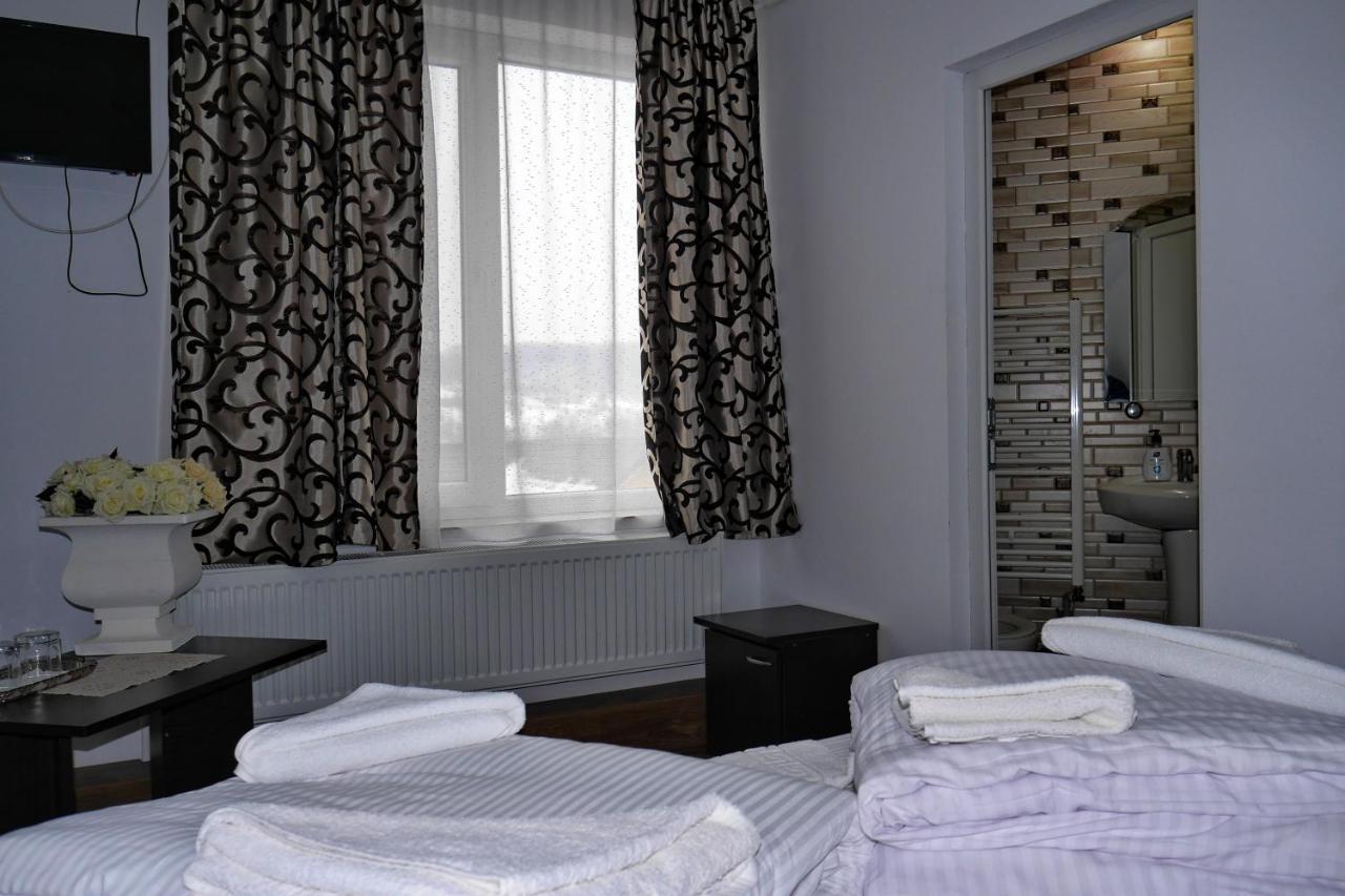 Floare De Colt Hotell Berbesti Exteriör bild