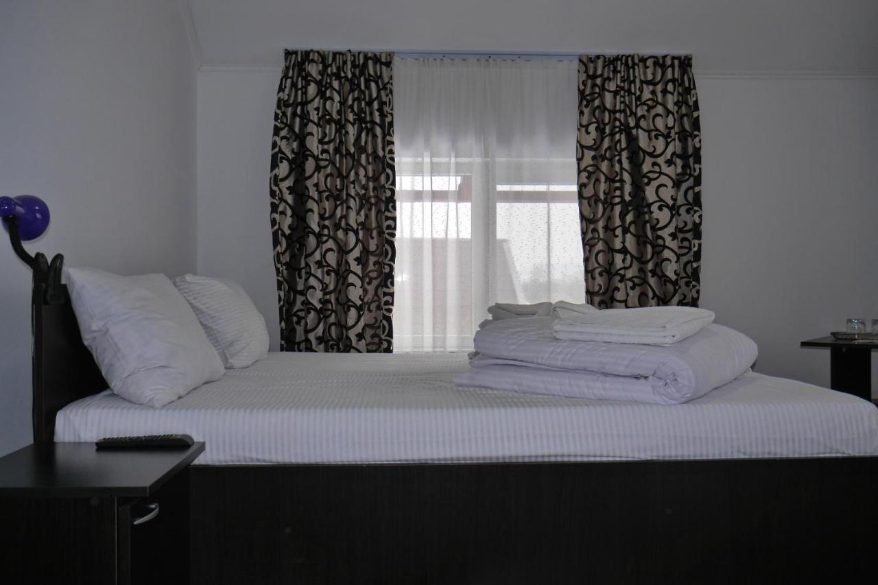 Floare De Colt Hotell Berbesti Exteriör bild