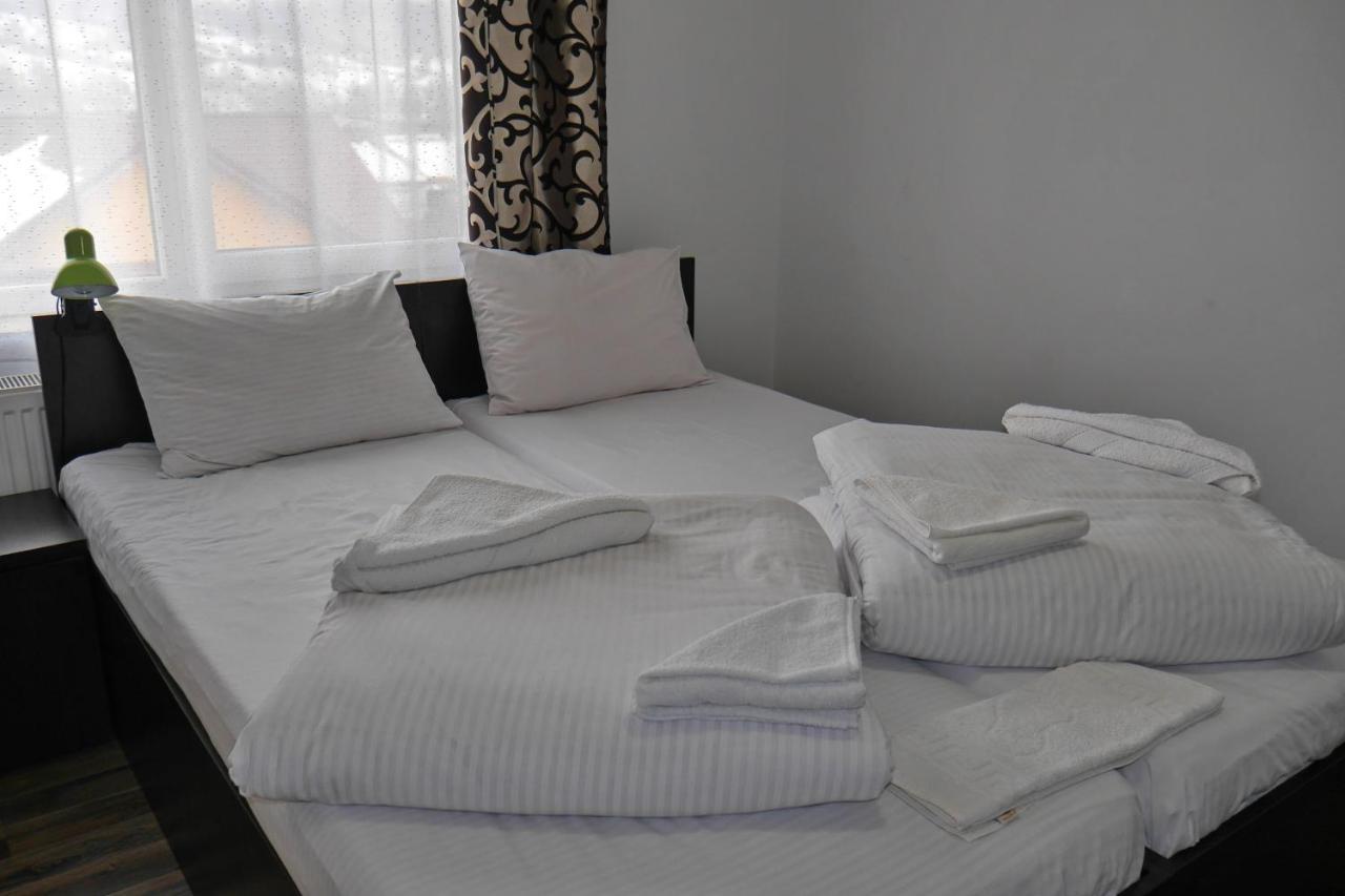 Floare De Colt Hotell Berbesti Exteriör bild