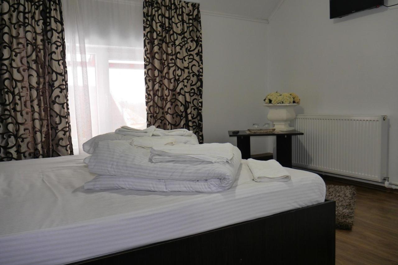 Floare De Colt Hotell Berbesti Exteriör bild