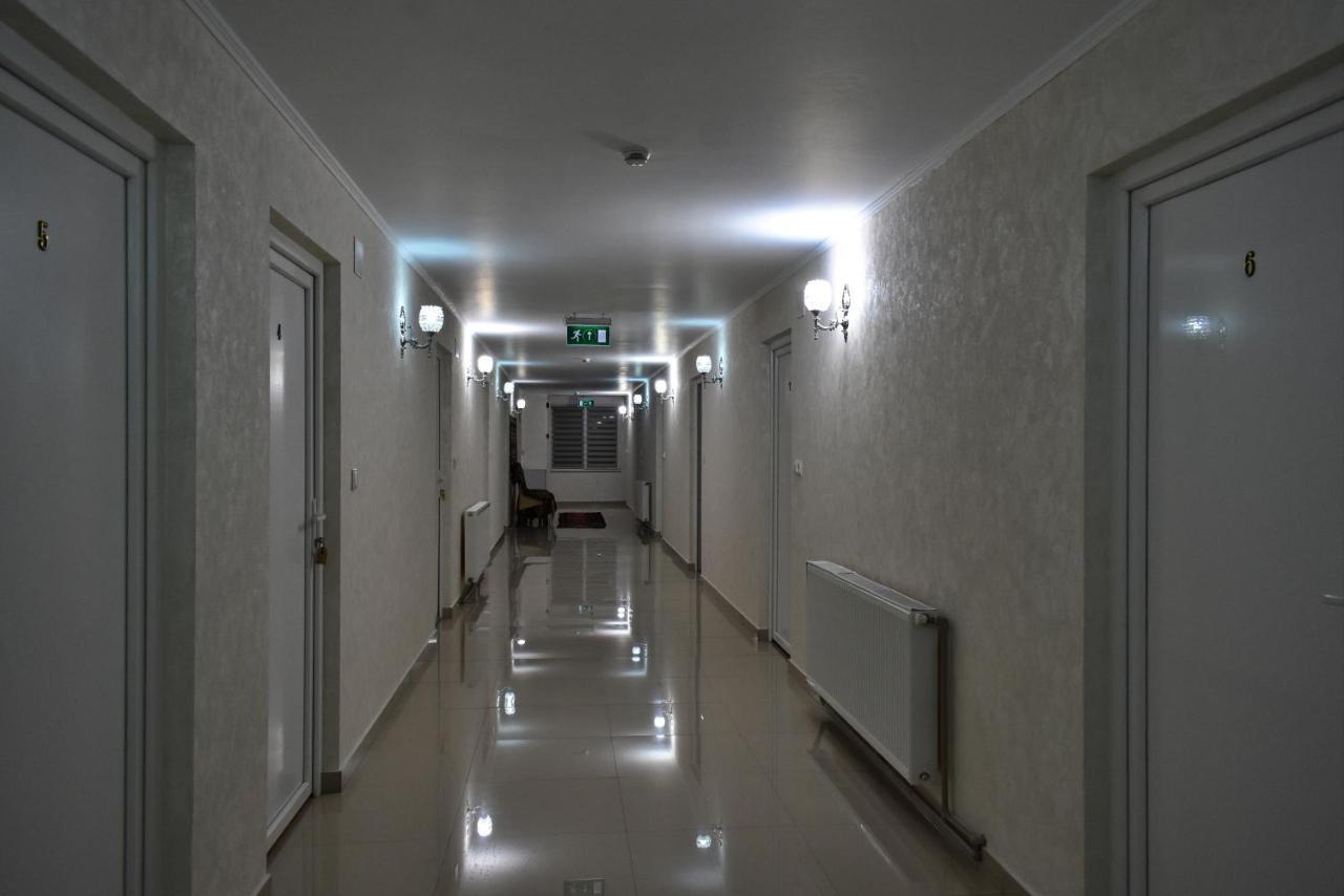 Floare De Colt Hotell Berbesti Exteriör bild