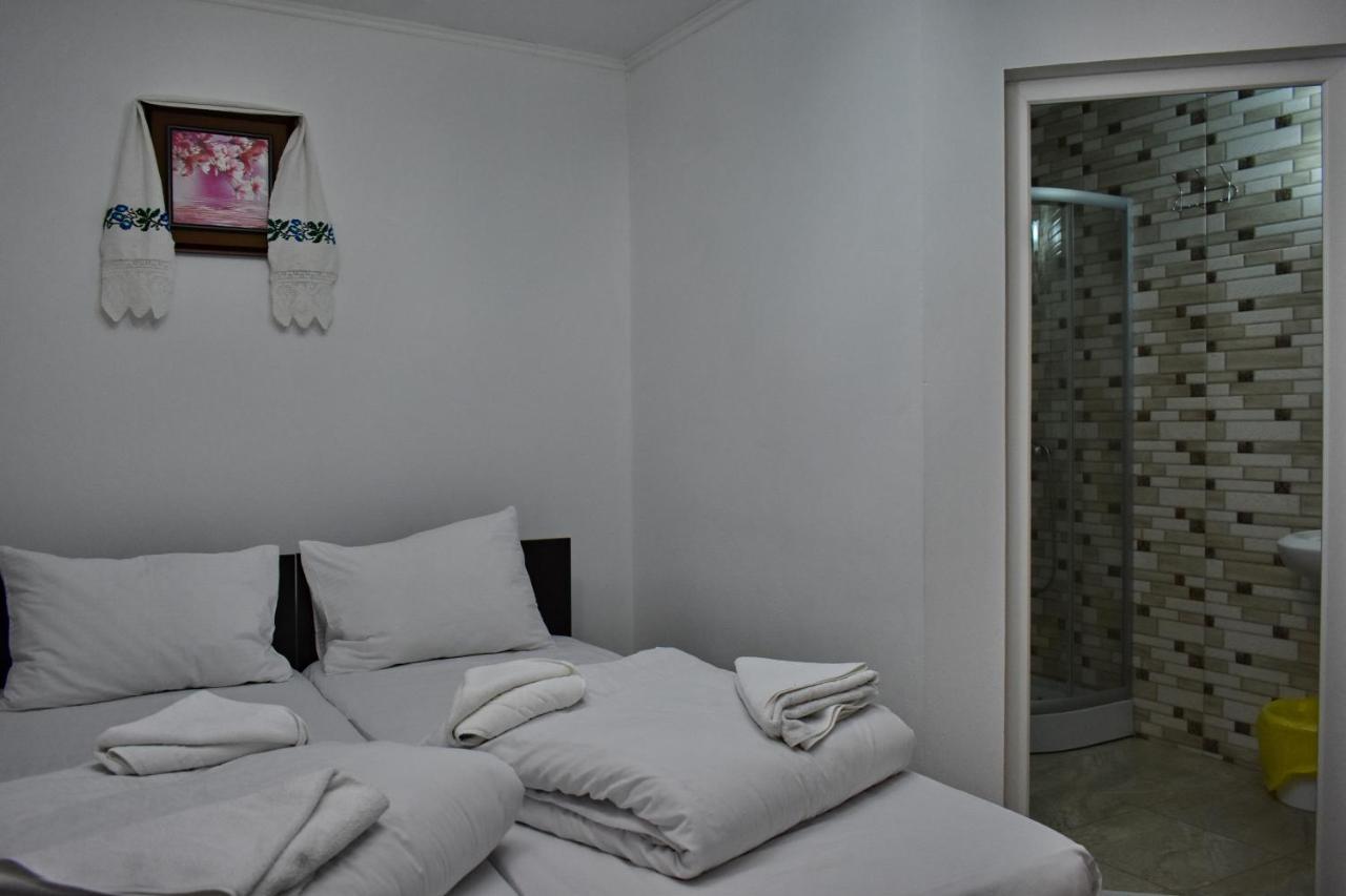 Floare De Colt Hotell Berbesti Exteriör bild